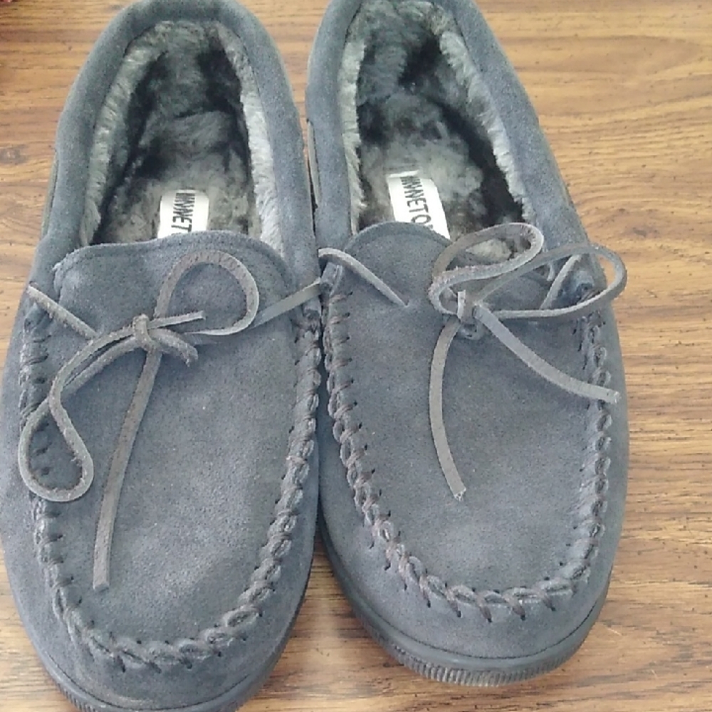 Minnetonka Women's Gray Suede Slip-On Loafers with Plush Lining Size 10